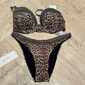 NWT CAMILLA CALL OF THE CATHEDRAL MOULDED PLUNGE BRA AND HIGH LEG PANT. D CUP